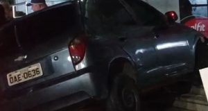 Carro invade Manaus Plaza Shopping na madrugada Carro invade Manaus Plaza Shopping na madrugada
