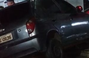 Carro invade Manaus Plaza Shopping na madrugada Carro invade Manaus Plaza Shopping na madrugada