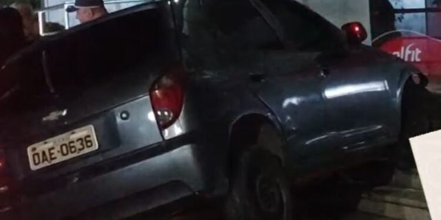 Carro invade Manaus Plaza Shopping na madrugada