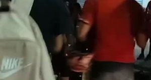 Dupla de arrastão é pega pela população e recebe ‘carinho’ em Manaus Dupla de arrastão é pega pela população e recebe 'carinho' em Manaus