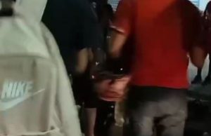 Dupla de arrastão é pega pela população e recebe ‘carinho’ em Manaus Dupla de arrastão é pega pela população e recebe 'carinho' em Manaus