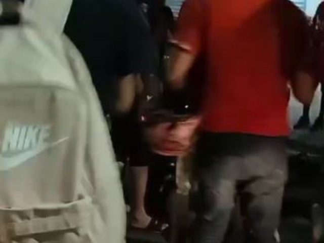 Dupla de arrastão é pega pela população e recebe 'carinho' em Manaus Dupla de arrastão é pega pela população e recebe 'carinho' em Manaus