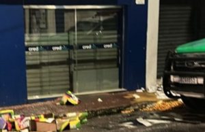 Em Manaus, loja de sapatos é saqueada Em Manaus, loja de sapatos é saqueada