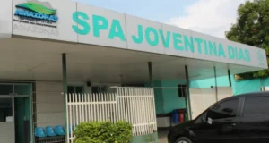 Em Manaus, mulher é baleada no pescoço pelo marido Em Manaus, mulher é baleada no pescoço pelo marido