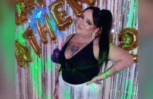 Festa acaba com aniversariante sendo baleada em Manaus A jovem foi atingida com aproximadamente 10 tiros. Festa acaba com aniversariante sendo baleada em Manaus