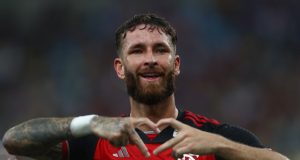 Flamengo arranca vitória nos acréscimos e assume vice-liderança do Carioca Flamengo arranca vitória nos acréscimos e assume vice-liderança do Carioca