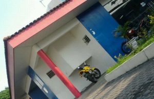 Foragido da Justiça se entrega e solicita prisão em delegacia de ManausA equipe policial conduziu o indivíduo ao 1° Distrito Integrado de Polícia (DIP). Foragido da Justiça se entrega e solicita prisão em delegacia de Manaus