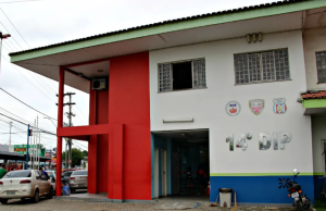 Foragido por homicídio tenta enganar policiais com farsa de irmão gêmeo em Manaus Foragido por homicídio tenta enganar policiais com farsa de irmão gêmeo em Manaus