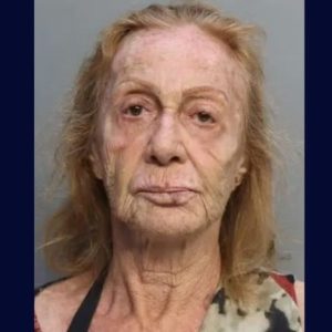 Idosa tenta matar marido por receber cartão postal de ex-namorada