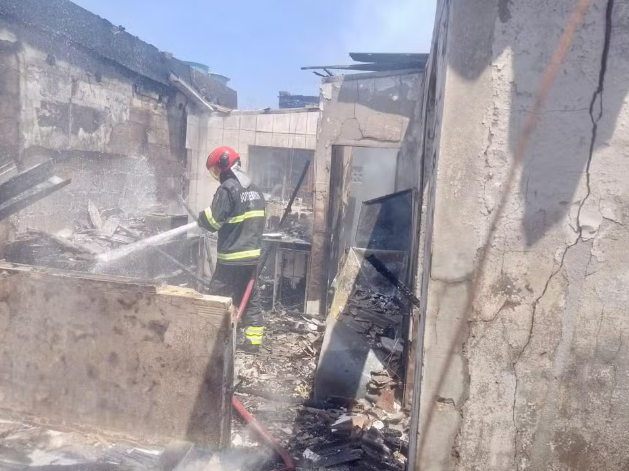 Incêndio atinge casa na zona Centro-Oeste de Manaus