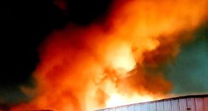 Incêndio consome fábrica de colchões no Distrito Industrial Incêndio consome fábrica de colchões no Distrito Industrial