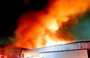 Incêndio consome fábrica de colchões no Distrito Industrial Incêndio consome fábrica de colchões no Distrito Industrial