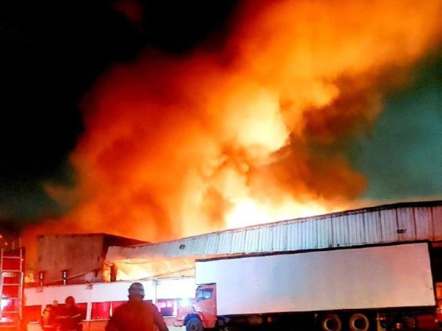 Incêndio consome fábrica de colchões no Distrito Industrial Incêndio consome fábrica de colchões no Distrito Industrial