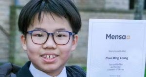 Jovem prodígio com QI de Einstein se junta à Mensa, sociedade de superinteligentes Jovem prodígio com QI de Einstein se junta à Mensa, sociedade de superinteligentes