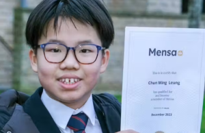 Jovem prodígio com QI de Einstein se junta à Mensa, sociedade de superinteligentes Jovem prodígio com QI de Einstein se junta à Mensa, sociedade de superinteligentes