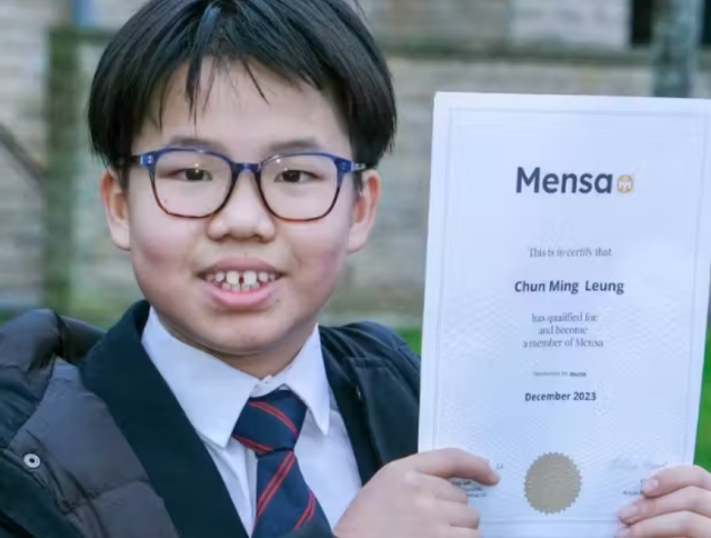 Jovem prodígio com QI de Einstein se junta à Mensa, sociedade de superinteligentes Jovem prodígio com QI de Einstein se junta à Mensa, sociedade de superinteligentes
