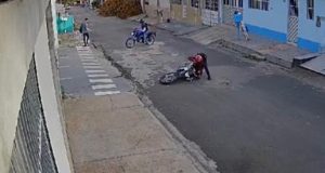 Ladrão cai da moto durante assalto em Manaus: Vídeo! Ladrão cai da moto durante assalto em Manaus: Vídeo!