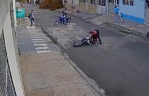 Ladrão cai da moto durante assalto em Manaus: Vídeo! Ladrão cai da moto durante assalto em Manaus: Vídeo!