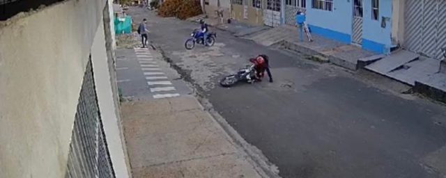 Ladrão cai da moto durante assalto em Manaus: Vídeo!