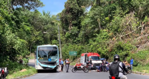 Motociclista morre em colisão com ônibus no campus da Ufam Motociclista morre em colisão com ônibus no campus da Ufam
