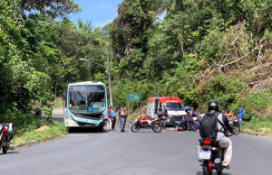 Motociclista morre em colisão com ônibus no campus da Ufam Motociclista morre em colisão com ônibus no campus da Ufam