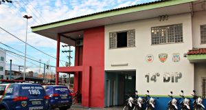 Mulher é presa com celulares roubados na zona leste de Manaus Mulher é presa com celulares roubados na zona leste de Manaus