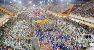 Neste sábado, as Escolas de Samba do Grupo Especial disputam o título de 2024A partir das 20h, as agremiações de elite apresentarão seus enredos para o público e os jurados em desfiles impactantes. Neste sábado, as Escolas de Samba do Grupo Especial disputam o título de 2024