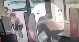 Pai salva filho de tentativa de sequestro em farmáciaAção heroica em plena luz do dia; veja o vídeo. Pai salva filho de tentativa de sequestro em farmácia