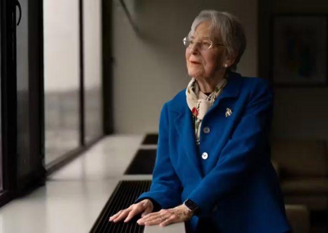 Professora de 93 anos transforma vidas ao doar fortuna para faculdade de Medicina