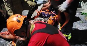 Resgate: bombeiros salvam homem após queda de 60 metros em barranco Resgate: bombeiros salvam homem após queda de 60 metros em barranco
