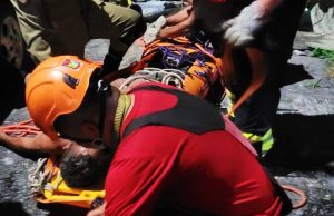 Resgate: bombeiros salvam homem após queda de 60 metros em barranco Resgate: bombeiros salvam homem após queda de 60 metros em barranco