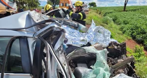 Tragédia: colisão entre carro e caminhão mata três pessoas Tragédia: colisão entre carro e caminhão mata três pessoas