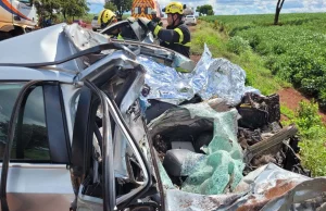 Tragédia: colisão entre carro e caminhão mata três pessoas Tragédia: colisão entre carro e caminhão mata três pessoas