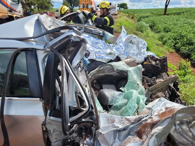 Tragédia colisão entre carro e caminhão mata três pessoas Tragédia: colisão entre carro e caminhão mata três pessoas
