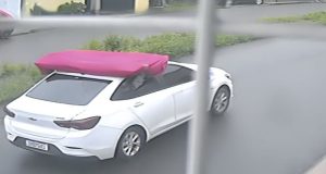 Trio invade casa em Manaus e rouba R$ 60 mil em pertencesUm bandido estava usando fardamento da Águas de Manaus. Trio invade casa em Manaus e rouba R$ 60 mil em pertences