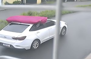 Trio invade casa em Manaus e rouba R$ 60 mil em pertencesUm bandido estava usando fardamento da Águas de Manaus. Trio invade casa em Manaus e rouba R$ 60 mil em pertences