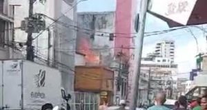 VÍDEOS: incêndio consomem prédio abandonado no Centro de Manaus VÍDEOS: incêndio consomem prédio abandonado no Centro de Manaus