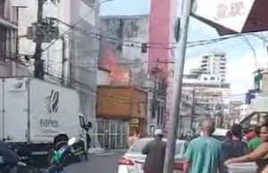 VÍDEOS: incêndio consomem prédio abandonado no Centro de Manaus VÍDEOS: incêndio consomem prédio abandonado no Centro de Manaus