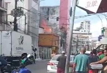 VÍDEOS incêndio consomem prédio abandonado no Centro de Manaus VÍDEOS: incêndio consomem prédio abandonado no Centro de Manaus