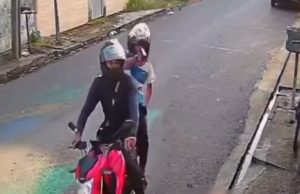 Vídeo: assaltantes armados aterrorizam Bairro da Paz Vídeo: assaltantes armados aterrorizam Bairro da Paz