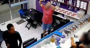 Vídeo: assalto com reféns em loja de açaíAs imagens captadas pelas câmeras de segurança do local revelam o assaltante revistando as vítimas e roubando todo o dinheiro do caixa. Vídeo: assalto com reféns em loja de açaí