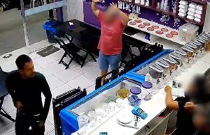 Vídeo: assalto com reféns em loja de açaíAs imagens captadas pelas câmeras de segurança do local revelam o assaltante revistando as vítimas e roubando todo o dinheiro do caixa. Vídeo: assalto com reféns em loja de açaí