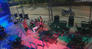 Vídeo: dupla assalta bar e rouba moto em Manaus Vídeo: dupla assalta bar e rouba moto em Manaus