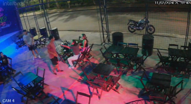 Vídeo: dupla assalta bar e rouba moto em Manaus