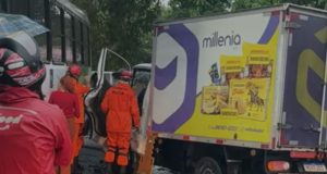 Vídeo: grave acidente deixa motorista preso nas ferragens Vídeo: grave acidente deixa motorista preso nas ferragens