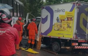 Vídeo: grave acidente deixa motorista preso nas ferragens Vídeo: grave acidente deixa motorista preso nas ferragens