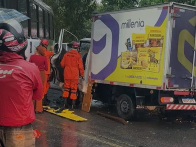 Vídeo: grave acidente deixa motorista preso nas ferragens