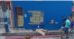 Vídeo: homem morre eletrocutado ao cair de prédio em Manaus Vídeo: homem morre eletrocutado ao cair de prédio em Manaus