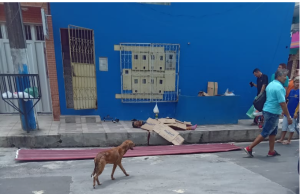 Vídeo: homem morre eletrocutado ao cair de prédio em Manaus Vídeo: homem morre eletrocutado ao cair de prédio em Manaus