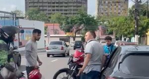 Vídeo: motorista de aplicativo agride agente da Zona Azul em ManausA cena não passa despercebida por motociclistas que, indignados com a atitude do agressor, intervêm para defender o agente. Vídeo: motorista de aplicativo agride agente da Zona Azul em Manaus